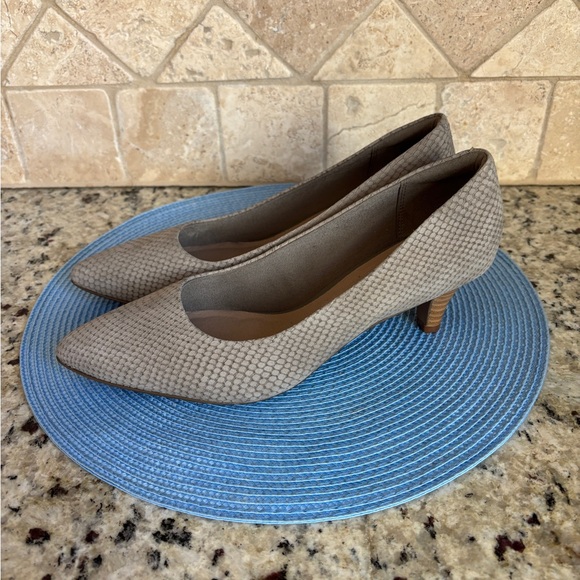 Clarks Linvale Jesica Taupe Sage Suede Women's Pointed Toe Kitten Heel Pumps - Picture 8 of 13